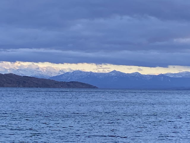 Dunkle Wolken am See, Schnee oder Regen