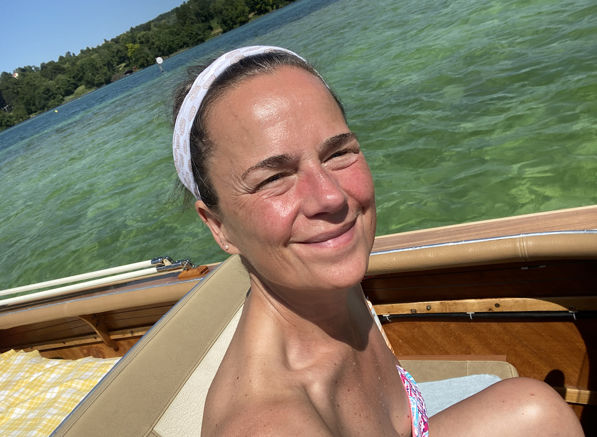 Sommer Sonne Sabine strahlt im Boot auf dem See