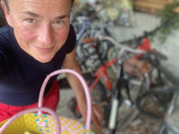 Sabine Beck im Fahrradschuppen im Sommer