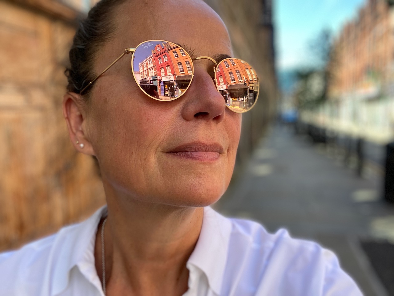 Sabine Beck Portrait mit Sonnenbrille ernst